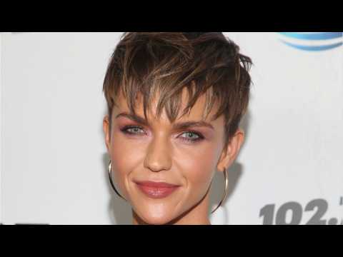 VIDEO : Taylor Swift Supports Ruby Rose's Batwoman Casting