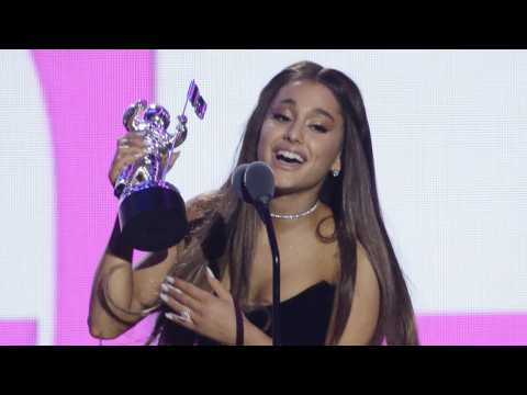 VIDEO : Ariana Grande's Surprise Aftershow