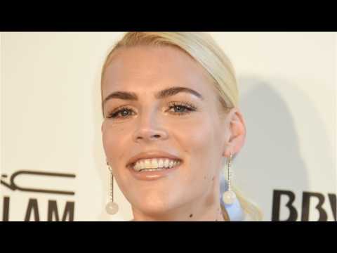 VIDEO : Busy Philipps Claps Back At Troll With Grammar Lesson