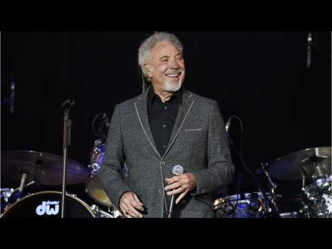 VIDEO : Singer Tom Jones Cancels UK Shows Due To Bacterial Infection