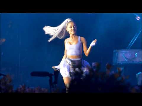VIDEO : Ariana Grande Debuts New Lavender Hair Color