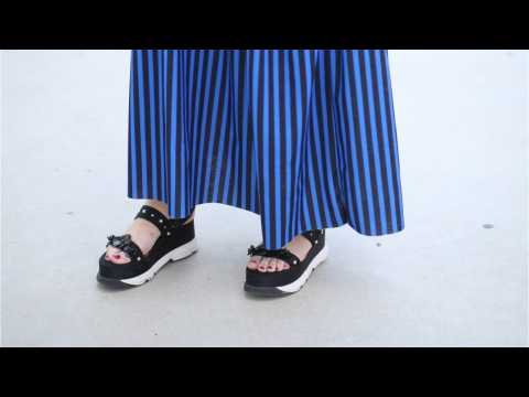 VIDEO : Chunky Black Sandal Really Make A Summer Look!