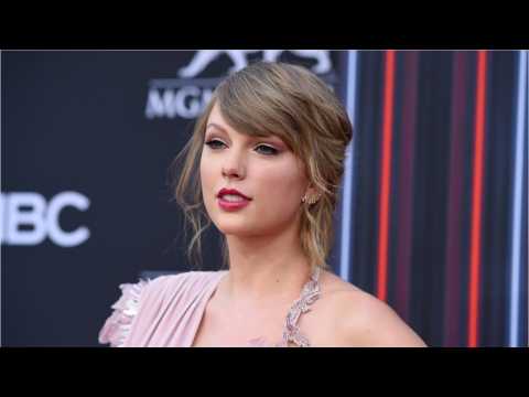 VIDEO : Surprise Taylor Swift Performance