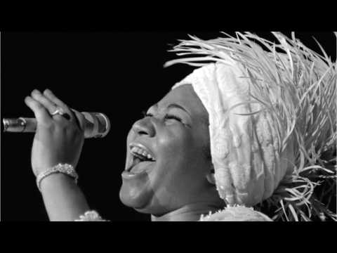 VIDEO : Mourners Gather For Aretha