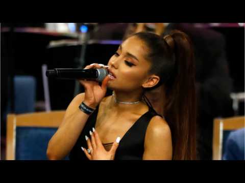 VIDEO : Ariana Grande At Aretha's Funeral