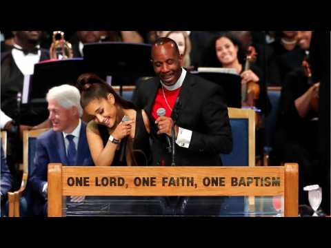 VIDEO : Bishop Sorry For Allegedly Touching Ariana Grande's Breast At Aretha Franklin Funeral