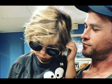 VIDEO : Chris Hemsworth: son fils  l'hpital aprs une blessure au poignet
