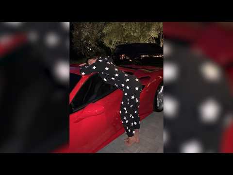 VIDEO : Kylie Jenner sorprende a su madre con un Ferrari