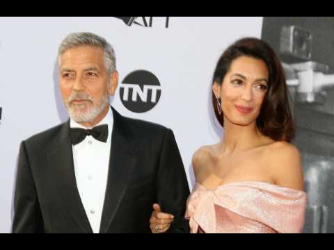 VIDEO : George Clooney vend sa moto aux enchres pour une oeuvre caritative