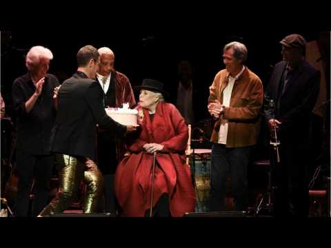 VIDEO : Joni Mitchell Makes Appearance At Tribute Birthday Concert