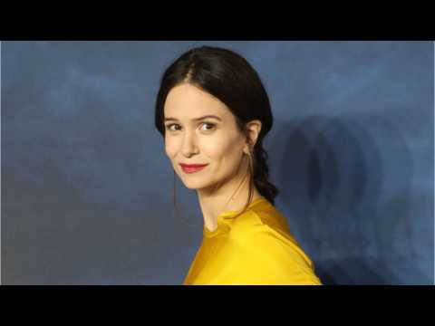 VIDEO : Katherine Waterston Announces Pregnancy at ?Fantastic Beasts? Premiere