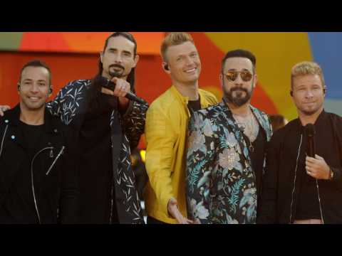 VIDEO : New York City Cop Belts Backstreet Boys On Beat
