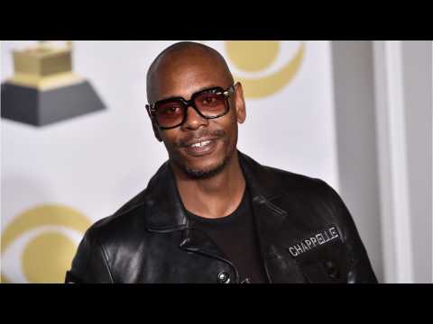 VIDEO : Dave Chappelle Photobombed A Couple?s Engagement Photos