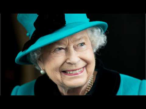 VIDEO : The Queen Eats Bananas With A Fork And Knife