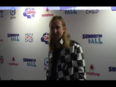 VIDEO : David Guetta a totalement chang look