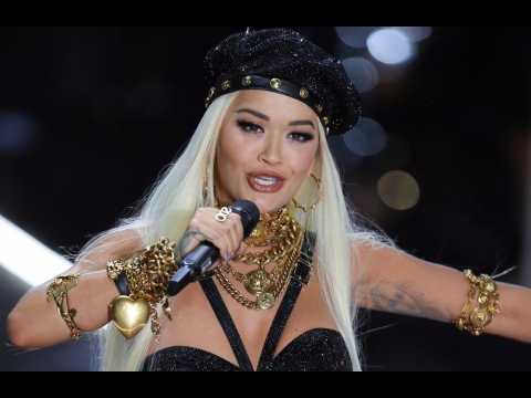 VIDEO : Rita Ora dfend son playback