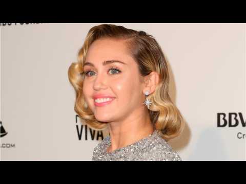 VIDEO : Miley Cyrus Had A Happy Birthday With Liam Hemsworth And Family
