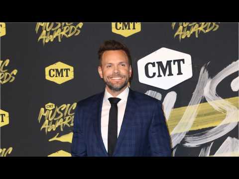 VIDEO : Joel McHale Joins New DC Universe Series