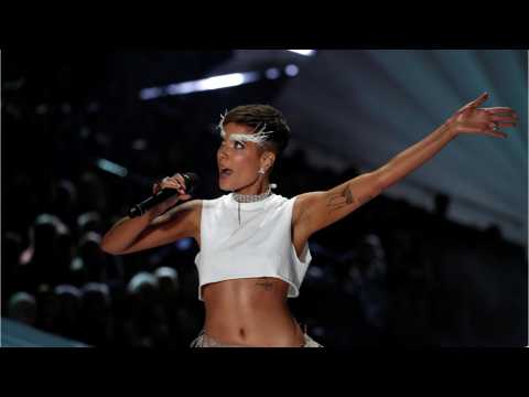 VIDEO : Halsey's Criticizes Victoria's Secret Fashion Show After Performing
