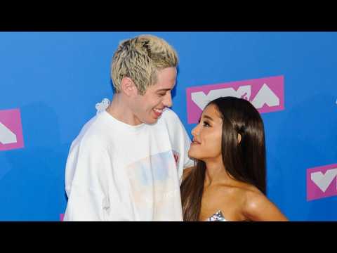 VIDEO : Ariana Grande Defends Pete Davidson After He Said He's Getting Bullied