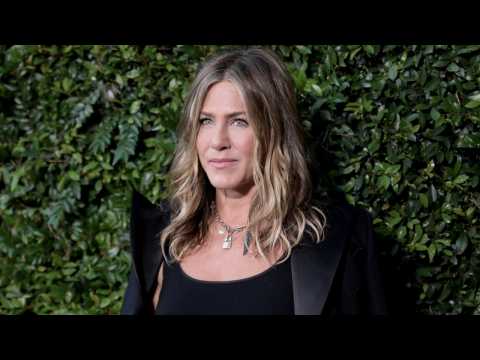 VIDEO : Jennifer Aniston 'Burst Into Tears' After Singing For Dolly Parton