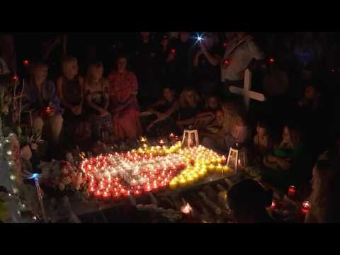 VIDEO : Un aprs la mort de Johnny, Laeticia et ses filles se recueillent avec des fans sur la tombe