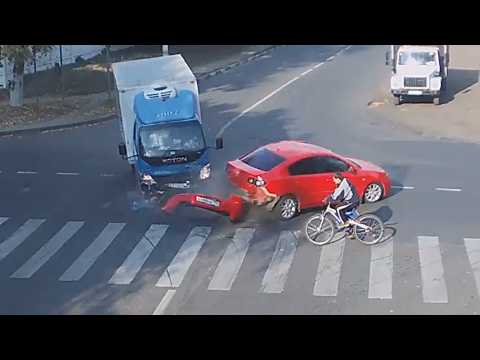 VIDEO : Cyclist emerges miraculously unscathed from horrific car-truck collision