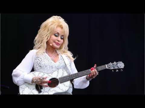 VIDEO : Dolly Parton Performs Golden Globe-Nominated Song On 'The Ellen Show'