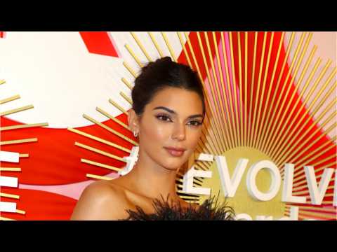 VIDEO : Kendall Jenner's Favorite 90s Accessory