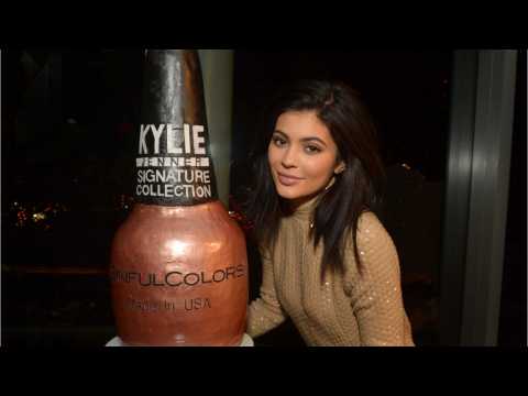VIDEO : Kylie Jenner Drops Peach and Burgundy Palettes
