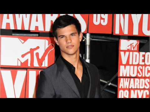 VIDEO : Taylor Lautner Reveals Halloween Costume And New Girlfriend In One Photo