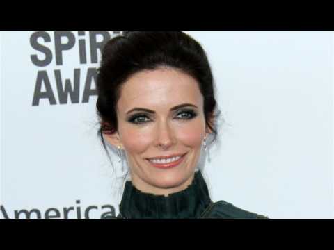 VIDEO : Elizabeth Tulloch Dresses As Lois Lane For Halloween