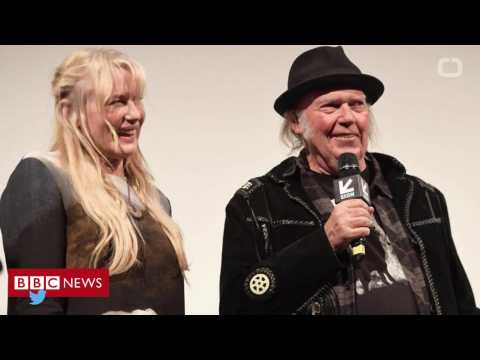 VIDEO : Neil Young Confirms Marriage To Daryl Hannah
