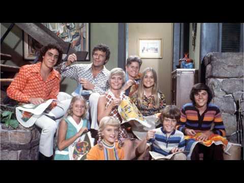 VIDEO : ?Brady Bunch? Cast Reunites For Renovation Of Brady Home