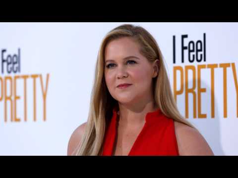 VIDEO : Amy Schumer Shows Off Baby Bump On NYC