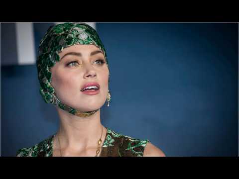 VIDEO : Amber Heard Dazzles In Emerald Cap And Gown
