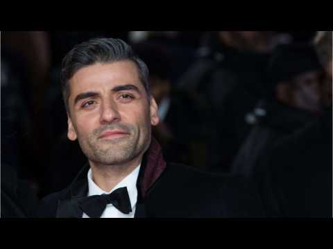 VIDEO : Oscar Isaac Photobombs Fan's Selfie