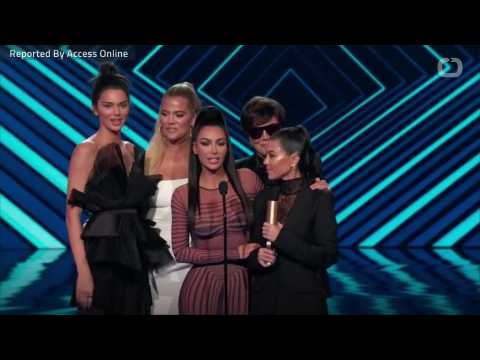 VIDEO : Kris Jenner Wears Her Sunglasses Indoors At People's Choice