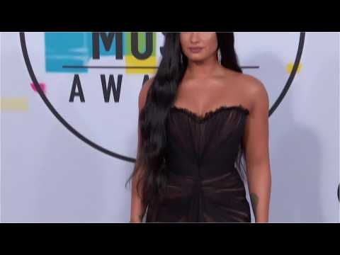VIDEO : Demi Lovato Defends Her Squad On Twitter
