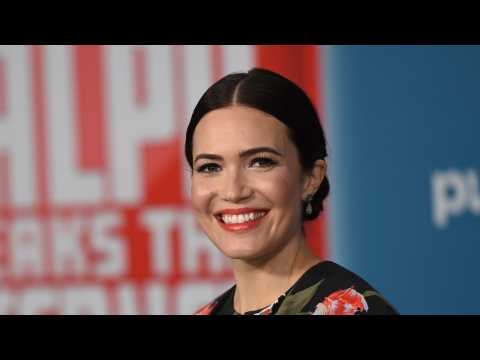 VIDEO : ?This Is Us? Star Mandy Moore Ties The Knot