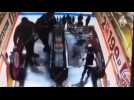 Un garçon pousse son frère dans l'escalator dans un supermarché en Russie