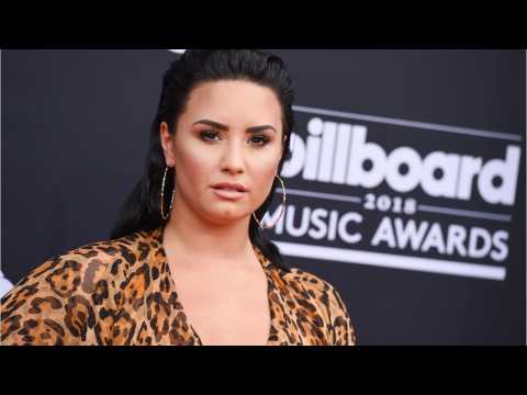 VIDEO : Demi Lovato Spotted On A Dinner Date After Leaving Rehab