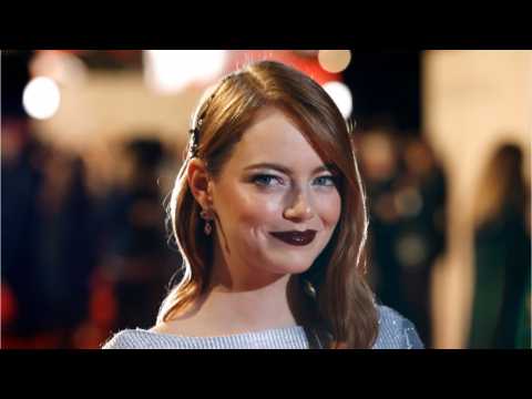 VIDEO : How Emma Stone Gets Her Hair Color