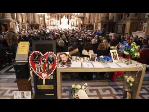 VIDEO : Johnny Hallyday: un an aprs ses funrailles, ses fans lui rendent hommage  la Madeleine 
