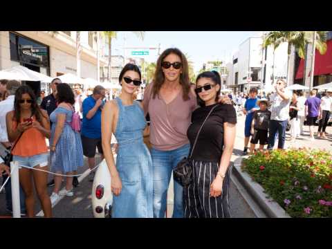 VIDEO : Kendall and Kylie Jenner Celebrate Father's Day With Caitlyn Jenner