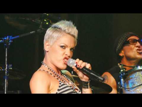 VIDEO : Pink Shares Epic Throwback Pic Of Her And Jon Bon Jovi