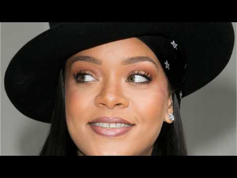 VIDEO : Rihanna Jets to Ibiza With New Billionaire Man