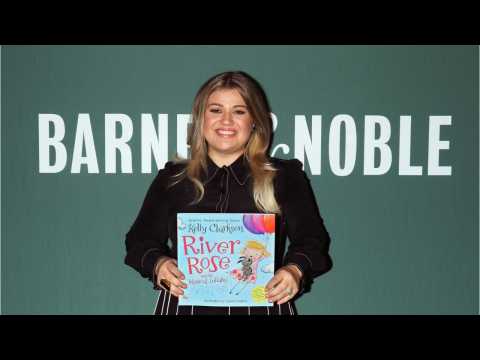 VIDEO : Kelly Clarkson Is Coming Out With Her Second Children's Book