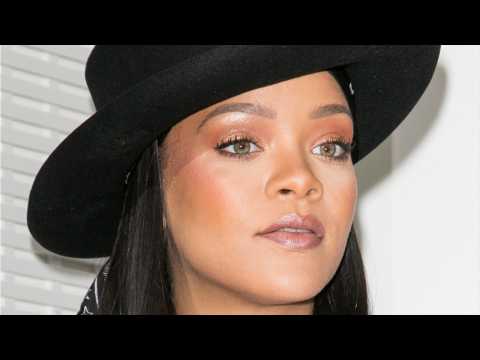 VIDEO : Rihanna Shocks With Airport Security Style