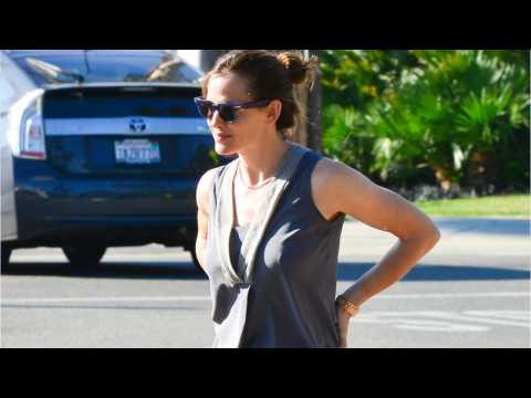 VIDEO : Jennifer Garner Enjoys Girls Night Out in Malibu